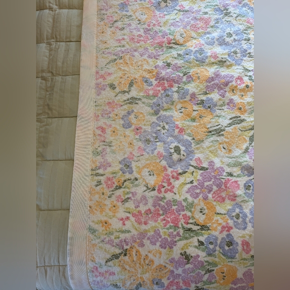 VTG Floral Blanket Satin Trim - Picture 3 of 9